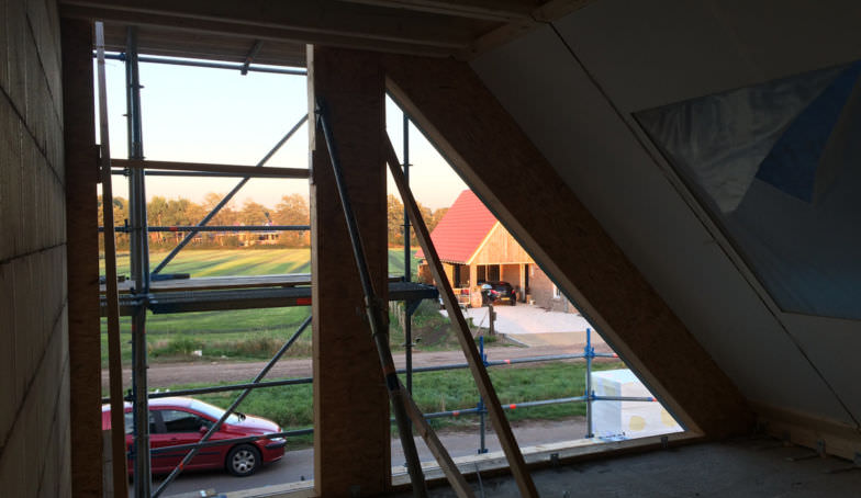 De dakplaten zitten er op bij LuDi Brunink Buitenveld Enschede!