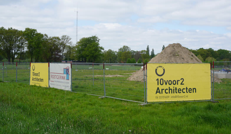 De banners van 10voor2 staan bij de bouw van het Kraakpand!