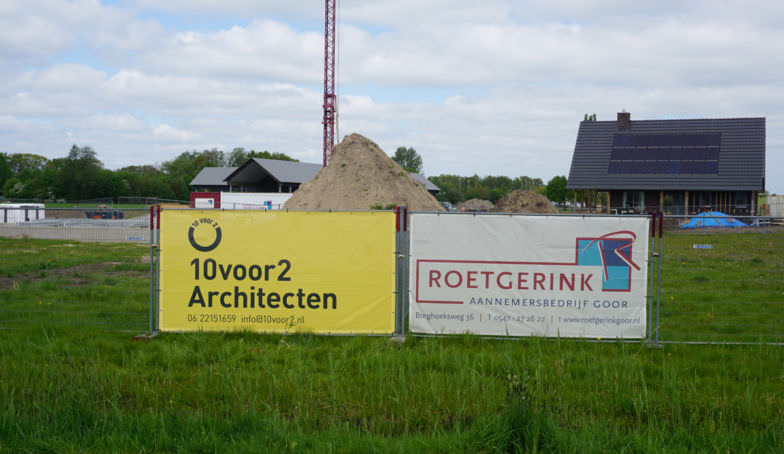 De banners van 10voor2 staan bij de bouw van het Kraakpand!