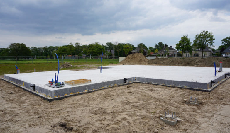 De banners van 10voor2 staan bij de bouw van het Kraakpand!