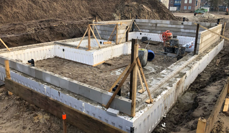 De eerste foto's van de bouw van de woning van Krish en Ambica!