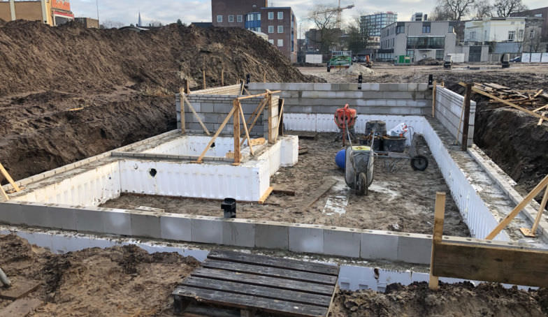 De eerste foto's van de bouw van de woning van Krish en Ambica!