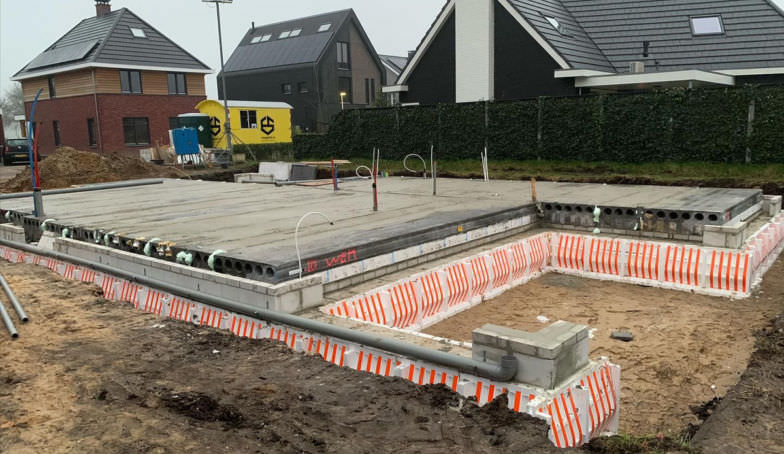 Nieuwe foto's van de bouw van de woning van de familie Olde Meule op het Spikkert te Weerselo!