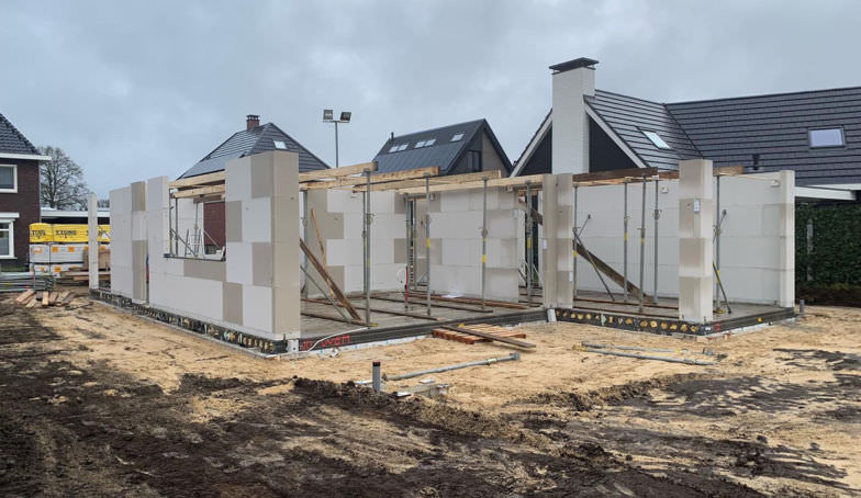 Nieuwe foto's van de bouw van de woning van de familie Olde Meule op het Spikkert te Weerselo!