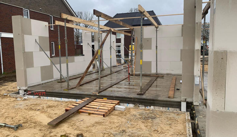 Nieuwe foto's van de bouw van de woning van de familie Olde Meule op het Spikkert te Weerselo!