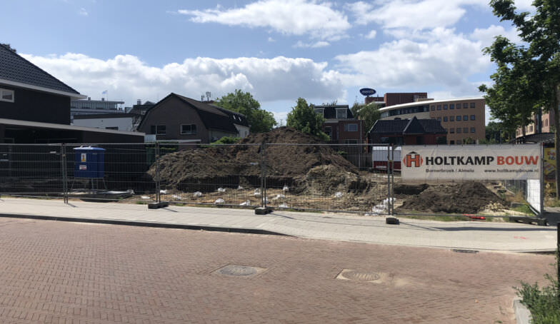 De banners staan bij de bouw op kavels 15 en 16 op De Melkhal Enschede!