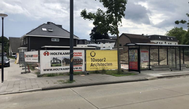 De banners staan bij de bouw op kavels 15 en 16 op De Melkhal Enschede!