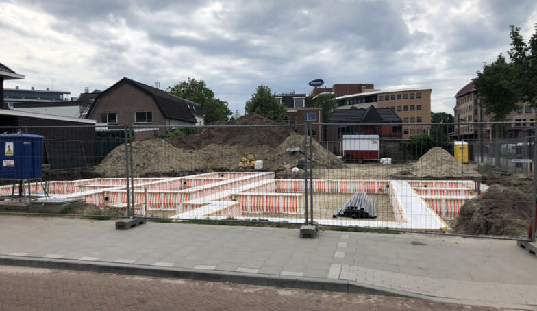 De banners staan bij de bouw op kavels 15 en 16 op De Melkhal Enschede!