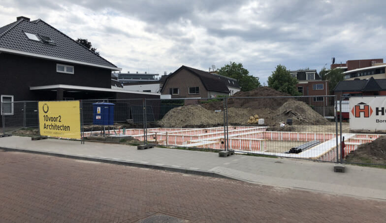 De banners staan bij de bouw op kavels 15 en 16 op De Melkhal Enschede!