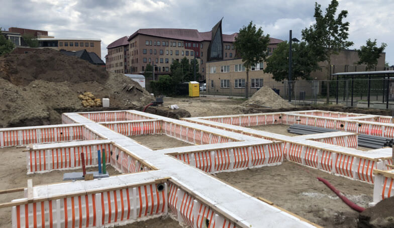 De banners staan bij de bouw op kavels 15 en 16 op De Melkhal Enschede!