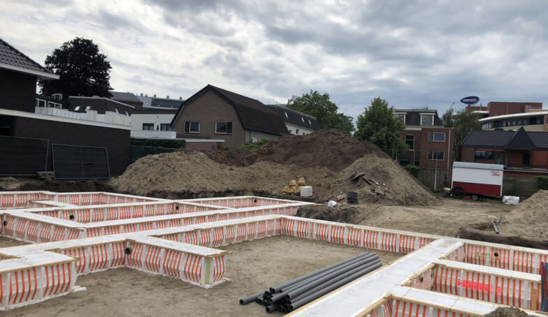 De banners staan bij de bouw op kavels 15 en 16 op De Melkhal Enschede!