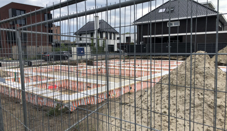 De banners staan bij de bouw op kavels 15 en 16 op De Melkhal Enschede!